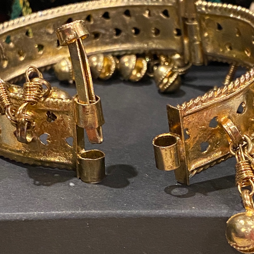 Elegant Gold Tone Bracelet with Dangling Charms - Picture 10 of 11